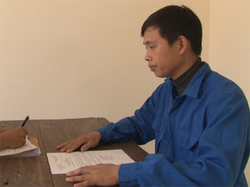 CLIP: Tên cướp giật mạnh dây chuyền, kéo lê người phụ nữ trong khi chở vợ con qua ngõ hẻm-1