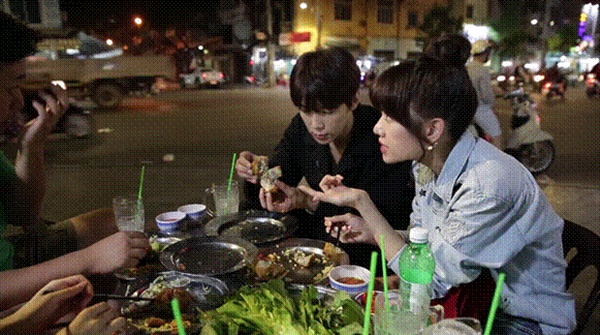 Trốn Trấn Thành, Hari Won dắt trai đẹp Hàn Quốc đi ăn bánh xèo vỉa hè-11
