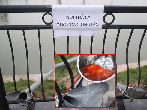 Hà Nội: Lắp cầu trượt tiễn Táo quân, người dân thích thú chờ đến lượt