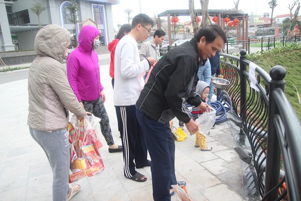 Hà Nội: Lắp cầu trượt tiễn Táo quân, người dân thích thú chờ đến lượt-2