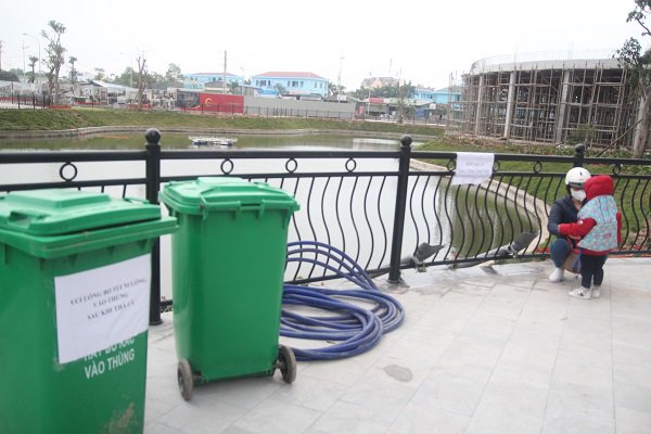 Hà Nội: Lắp cầu trượt tiễn Táo quân, người dân thích thú chờ đến lượt-6