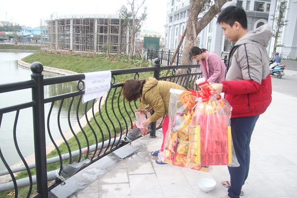 Hà Nội: Lắp cầu trượt tiễn Táo quân, người dân thích thú chờ đến lượt-10