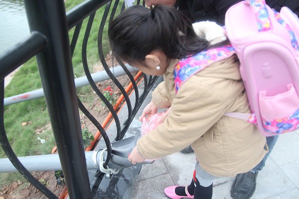 Hà Nội: Lắp cầu trượt tiễn Táo quân, người dân thích thú chờ đến lượt-15