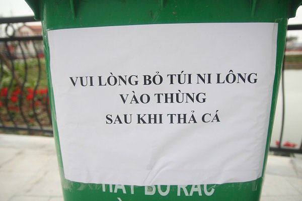 Hà Nội: Lắp cầu trượt tiễn Táo quân, người dân thích thú chờ đến lượt-7