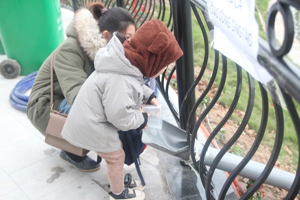 Hà Nội: Lắp cầu trượt tiễn Táo quân, người dân thích thú chờ đến lượt-16