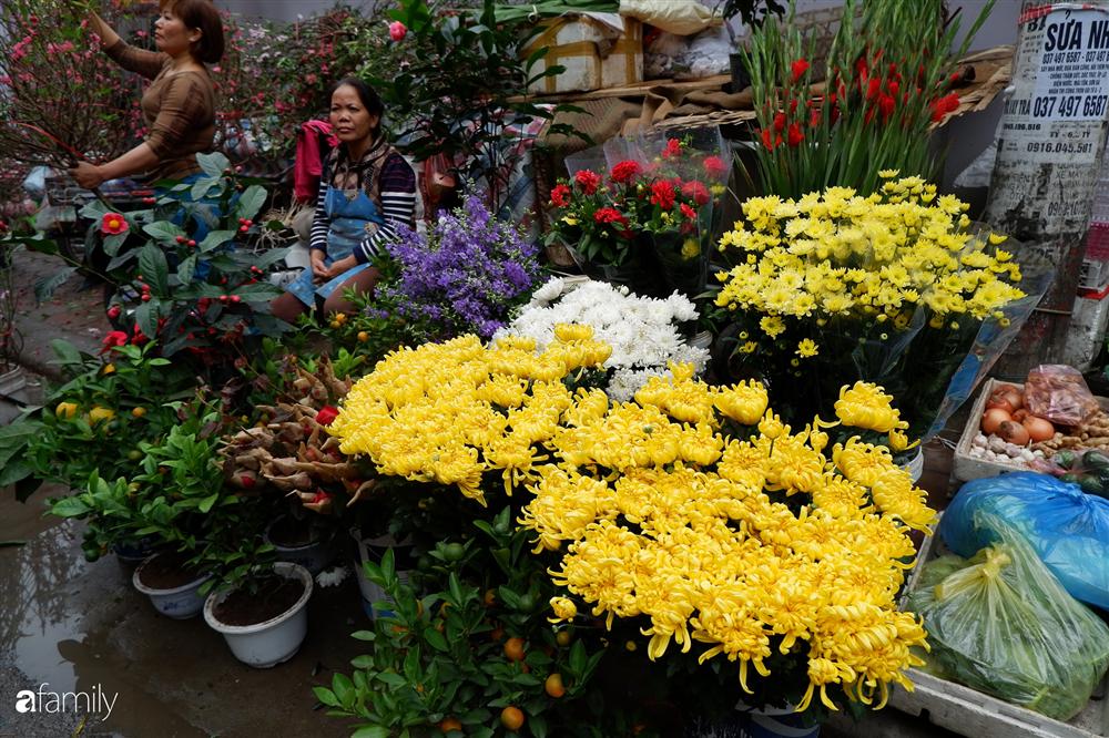 Tiễn ông Táo về trời: Người Hà Nội nhộn nhịp khiến không khí mua sắm tấp nập trên mỗi khu chợ-3