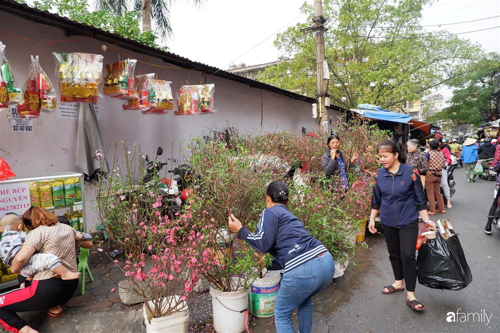 Tiễn ông Táo về trời: Người Hà Nội nhộn nhịp khiến không khí mua sắm tấp nập trên mỗi khu chợ-6