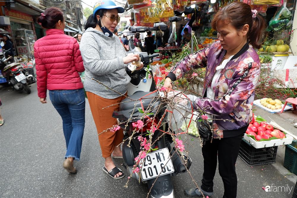 Tiễn ông Táo về trời: Người Hà Nội nhộn nhịp khiến không khí mua sắm tấp nập trên mỗi khu chợ-7
