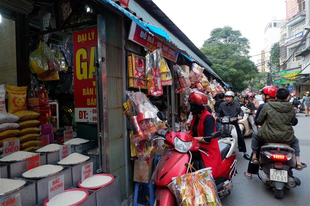 Tiễn ông Táo về trời: Người Hà Nội nhộn nhịp khiến không khí mua sắm tấp nập trên mỗi khu chợ-14