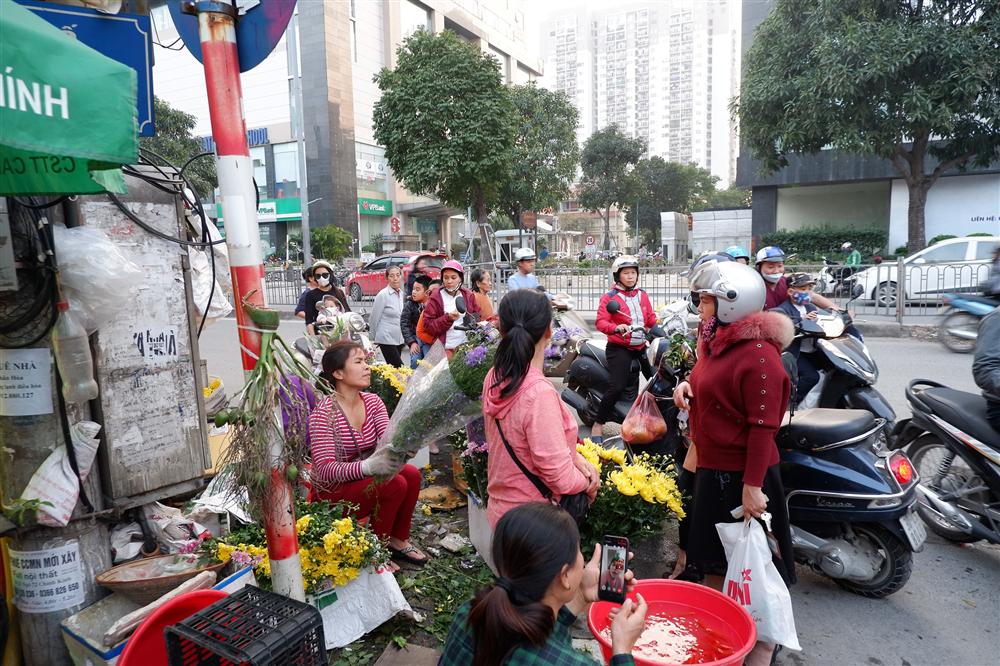 Tiễn ông Táo về trời: Người Hà Nội nhộn nhịp khiến không khí mua sắm tấp nập trên mỗi khu chợ-15