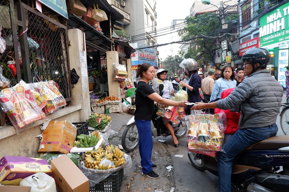 Tiễn ông Táo về trời: Người Hà Nội nhộn nhịp khiến không khí mua sắm tấp nập trên mỗi khu chợ-16