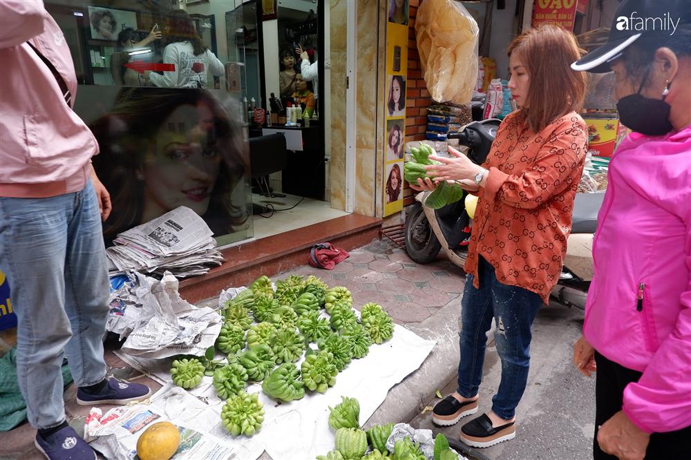 Tiễn ông Táo về trời: Người Hà Nội nhộn nhịp khiến không khí mua sắm tấp nập trên mỗi khu chợ-9