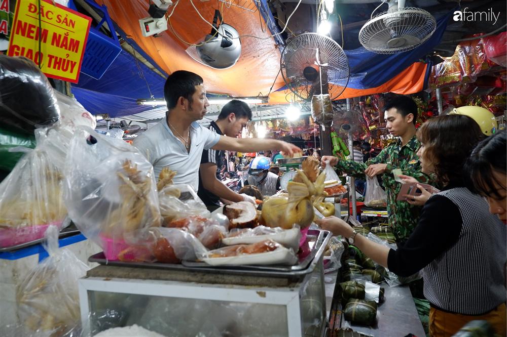 Tiễn ông Táo về trời: Người Hà Nội nhộn nhịp khiến không khí mua sắm tấp nập trên mỗi khu chợ-13
