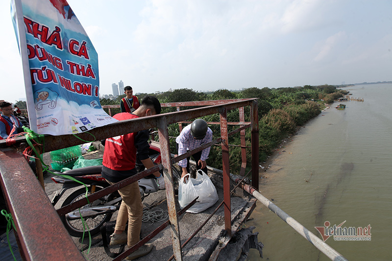 Sư thầy, học sinh, sinh viên kiên trì bảo vệ môi trường ngày ông Công, ông Táo-14