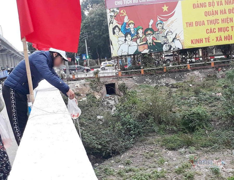 Nước sông đen kịt, bốc mùi, người Hà Nội vẫn đua nhau thả cá-6