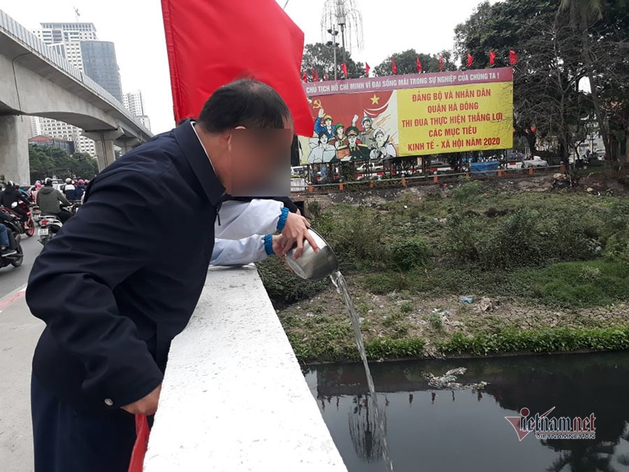 Nước sông đen kịt, bốc mùi, người Hà Nội vẫn đua nhau thả cá-8