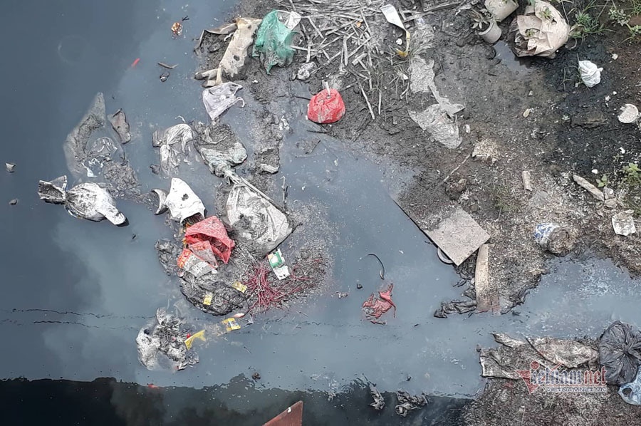 Nước sông đen kịt, bốc mùi, người Hà Nội vẫn đua nhau thả cá-9