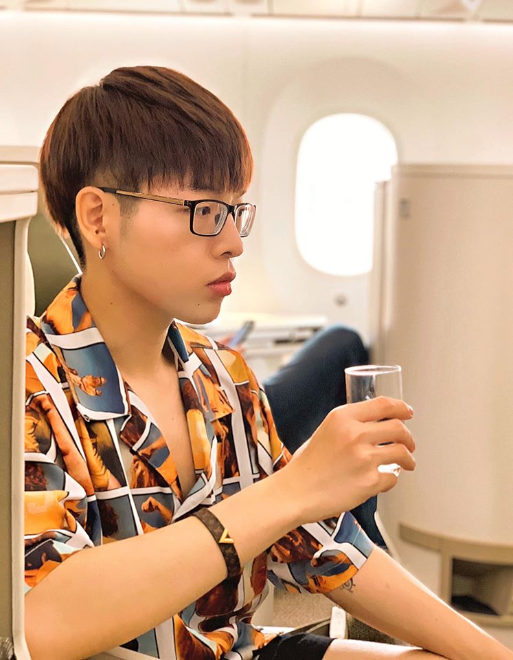 Sau phong cách học sinh cá biệt, Đức Phúc lại khiến fan cười bò vì kiểu tóc kiềng ba chân-1