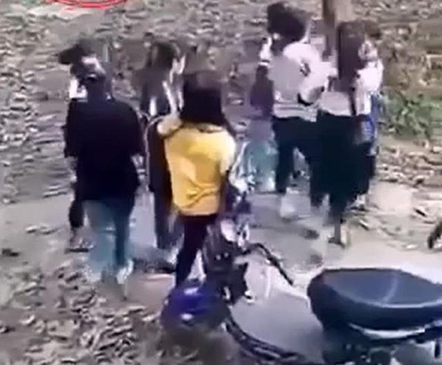 Mâu thuẫn trên mạng, hai nhóm nữ sinh đánh nhau, một người nhập viện cấp cứu-1