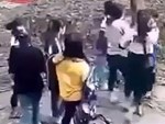 Nhóm nữ sinh túm tóc, đánh nhau kinh hoàng, nam sinh reo hò cổ vũ ở Bình Phước-2