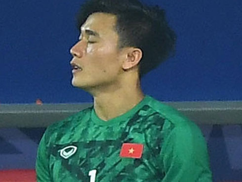 Bùi Tiến Dũng tươi cười trong vòng tay người hâm mộ ngày về nước sau U23 châu Á 2020-14