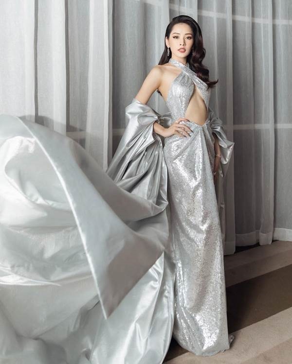 Chi Pu diện đầm bạc cắt xẻ táo bạo, ‘hờ hững’ vòng một không nội y-1