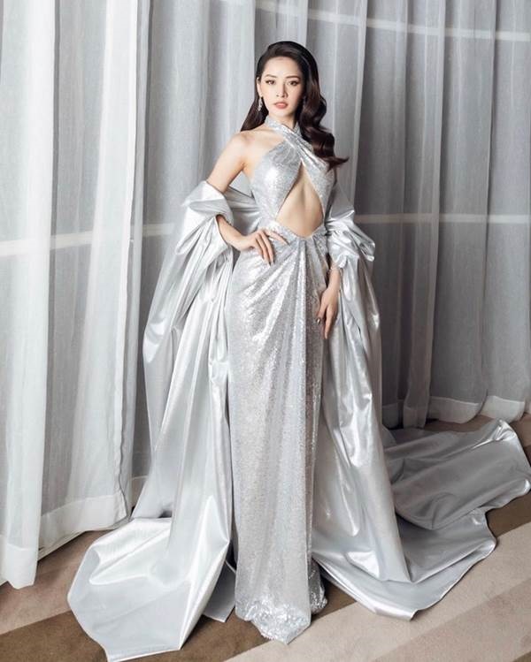 Chi Pu diện đầm bạc cắt xẻ táo bạo, ‘hờ hững’ vòng một không nội y-5