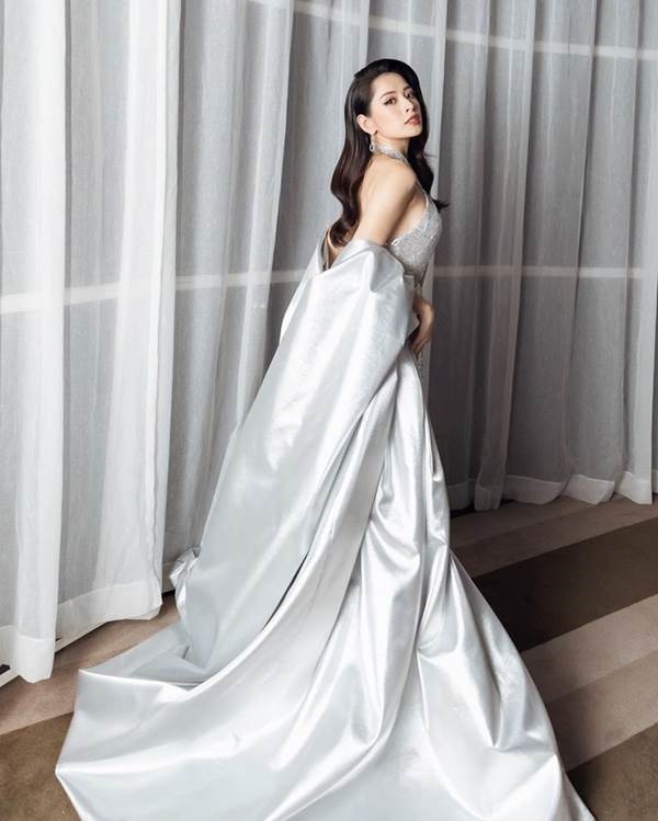 Chi Pu diện đầm bạc cắt xẻ táo bạo, ‘hờ hững’ vòng một không nội y-6