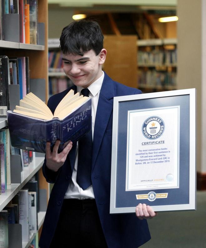 Gọi đúng 129 cuốn sách sau khi nghe câu đầu tiên, cậu bé 14 tuổi lập kỷ lục thế giới-1
