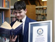 Gọi đúng 129 cuốn sách sau khi nghe câu đầu tiên, cậu bé 14 tuổi lập kỷ lục thế giới