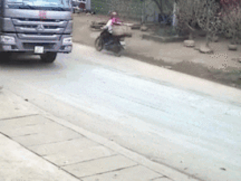 Tránh xe máy chạy ẩu, xe ben sụt xuống cống và bị mắc kẹt