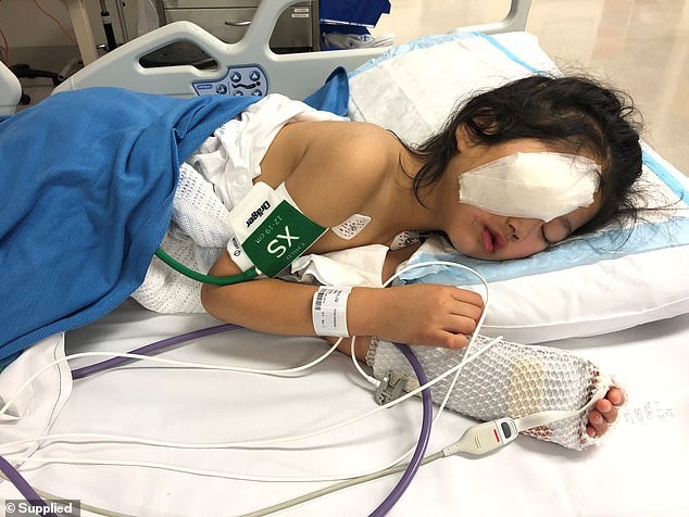 Bé gái bị mù tạm thời một bên mắt vì thứ siêu thị nào cũng có, cha mẹ đưa con đi mua sắm ngày Tết cần lưu ý-3