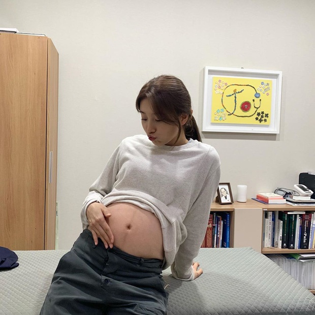 Hốt hoảng hình ảnh tình đầu quốc dân Suzy khoe bụng bầu vượt mặt, diễn viên Thái còn vui mừng nhấn like-1