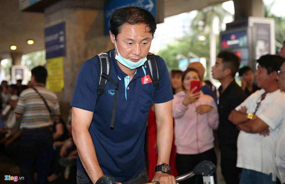 HLV Park Hang-seo cùng học trò về nước-4