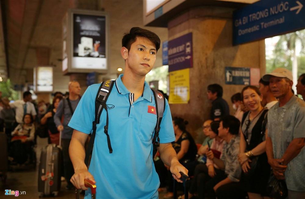 HLV Park Hang-seo cùng học trò về nước-7