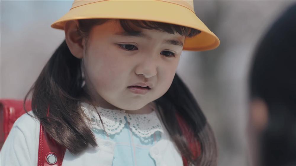 Hàng xóm hỏi: Bố mẹ đã sắm quần áo Tết cho cháu chưa?”, bé gái 6 tuổi bỗng bật khóc nức nở rồi nói một câu khiến mẹ ngượng đỏ mặt-1