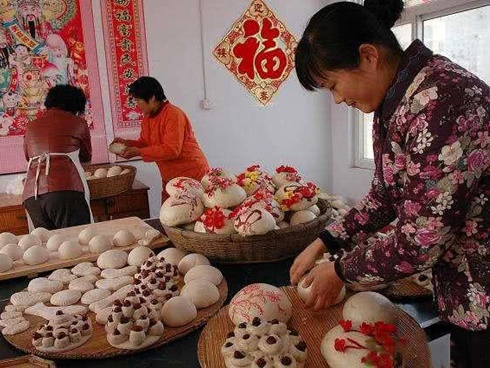 Mẹ chồng mất, chúng tôi chỉ được các anh chồng phân chia cho hòm đồ cũ của bà làm kỷ niệm, ấy vậy mà khi mở ra tôi ngẩn người đếm được 30 cây vàng-3