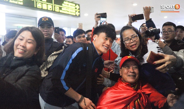 Bùi Tiến Dũng tươi cười trong vòng tay người hâm mộ ngày về nước sau U23 châu Á 2020-1
