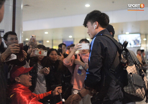 Bùi Tiến Dũng tươi cười trong vòng tay người hâm mộ ngày về nước sau U23 châu Á 2020-2