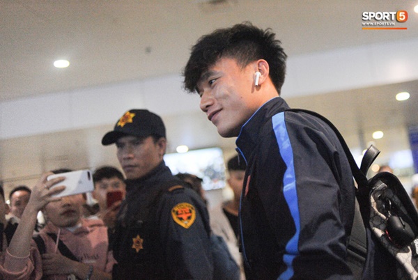 Bùi Tiến Dũng tươi cười trong vòng tay người hâm mộ ngày về nước sau U23 châu Á 2020-3