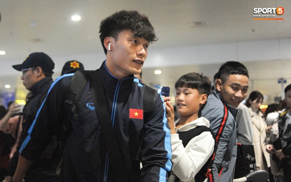 Bùi Tiến Dũng tươi cười trong vòng tay người hâm mộ ngày về nước sau U23 châu Á 2020-4