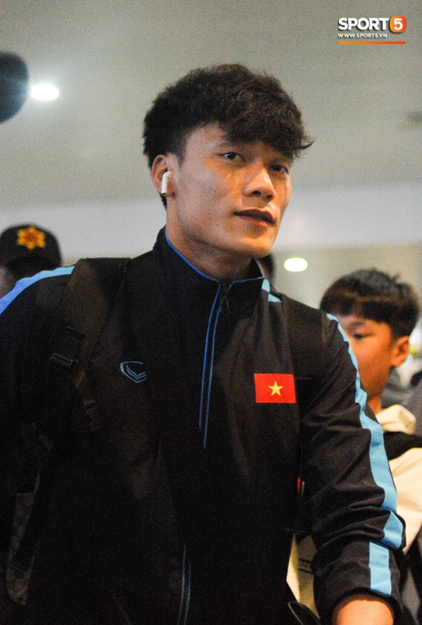 Bùi Tiến Dũng tươi cười trong vòng tay người hâm mộ ngày về nước sau U23 châu Á 2020-5