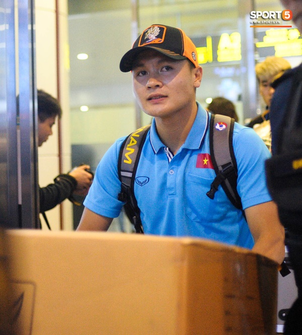 Bùi Tiến Dũng tươi cười trong vòng tay người hâm mộ ngày về nước sau U23 châu Á 2020-6