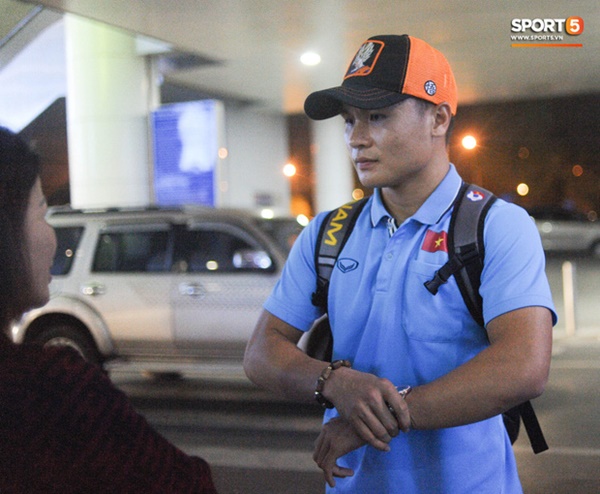 Bùi Tiến Dũng tươi cười trong vòng tay người hâm mộ ngày về nước sau U23 châu Á 2020-7