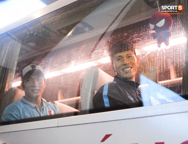 Bùi Tiến Dũng tươi cười trong vòng tay người hâm mộ ngày về nước sau U23 châu Á 2020-9