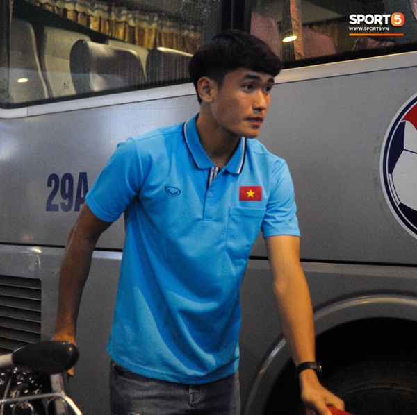 Bùi Tiến Dũng tươi cười trong vòng tay người hâm mộ ngày về nước sau U23 châu Á 2020-11