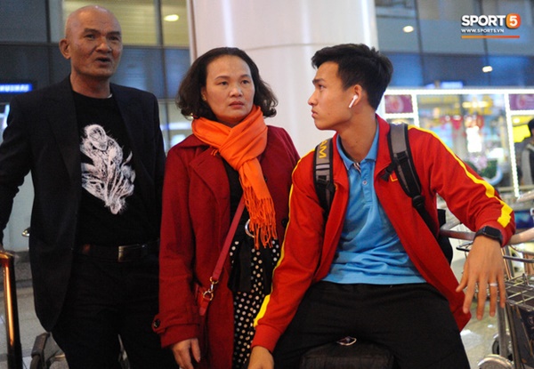 Bùi Tiến Dũng tươi cười trong vòng tay người hâm mộ ngày về nước sau U23 châu Á 2020-12