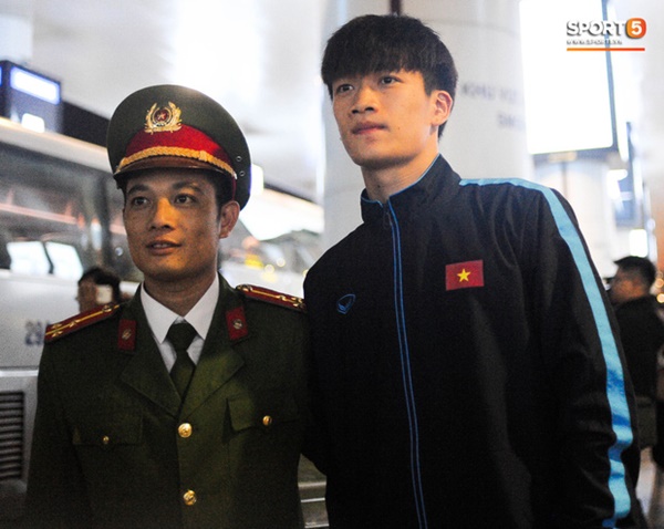 Bùi Tiến Dũng tươi cười trong vòng tay người hâm mộ ngày về nước sau U23 châu Á 2020-13