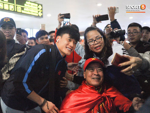 Buồn như đội tuyển U23 Trung Quốc ngày về nước: Đã mệt lả, kiệt sức vì chuyến bay dài lại còn bị các CĐV quay lưng-11