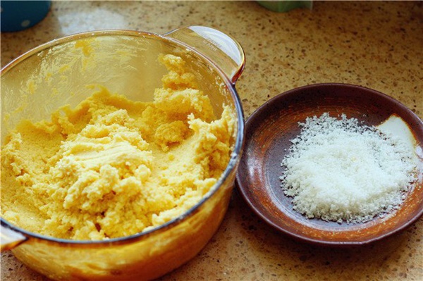 Ngày nghỉ tranh thủ làm ngay mẻ bánh dừa giòn thơm để dành đãi khách dịp Tết-2